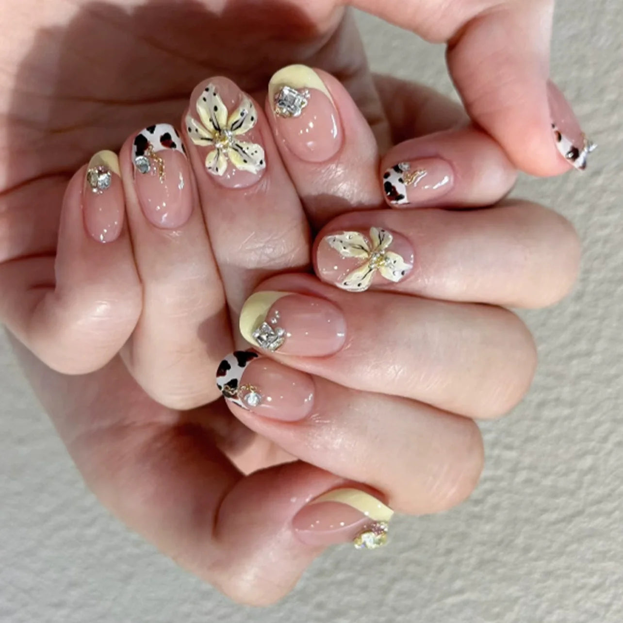 24Pcs/Set French Almond Press on Nails Pink Flower Fake Nails Spicy Girls False Nail Artificial Tips 네일팁 Накладные Ногти Uñas